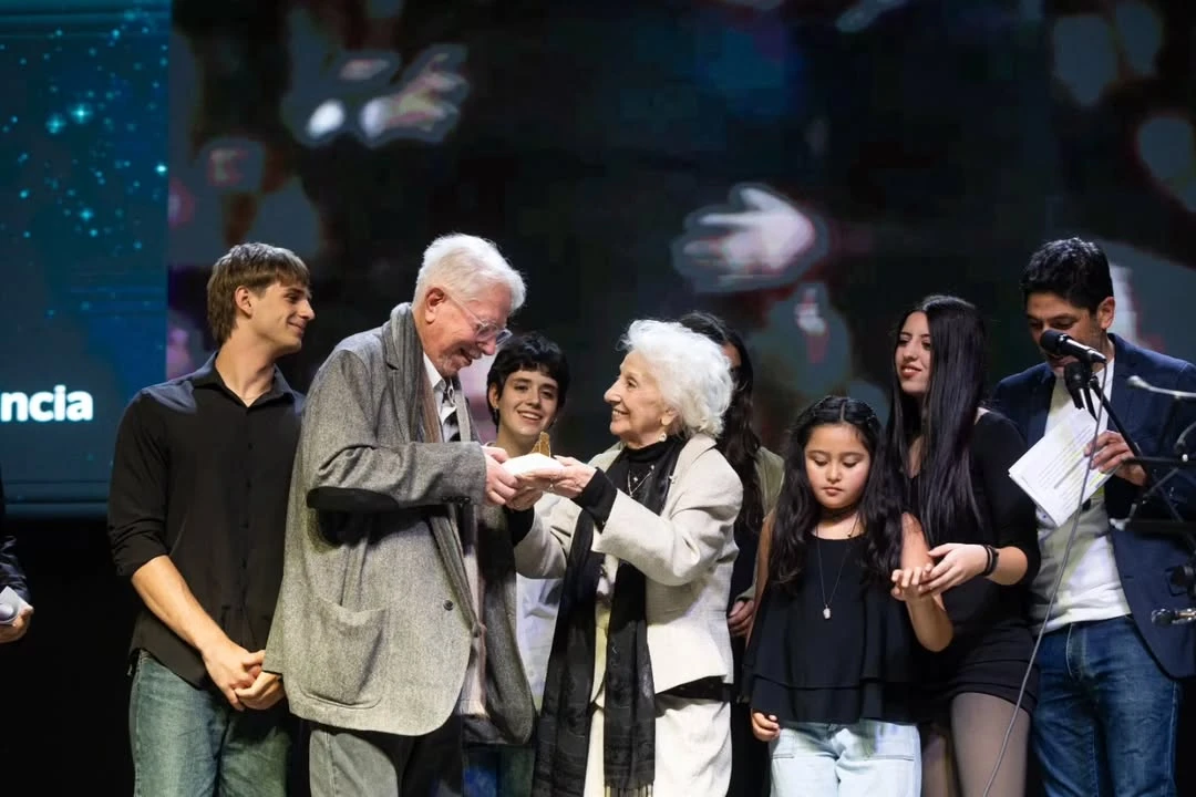 Luis Puenzo en la primera edición de los premios “Abuelas de Plaza de Mayo, abridores”