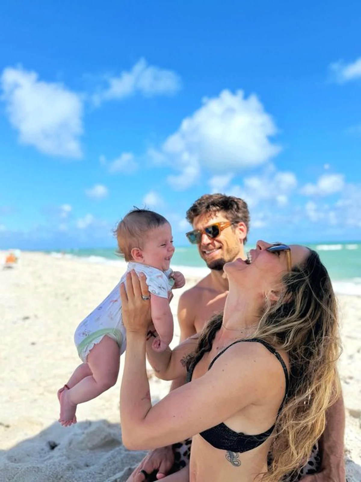 Jimena y Matías, junto al pequeño Arturo. 