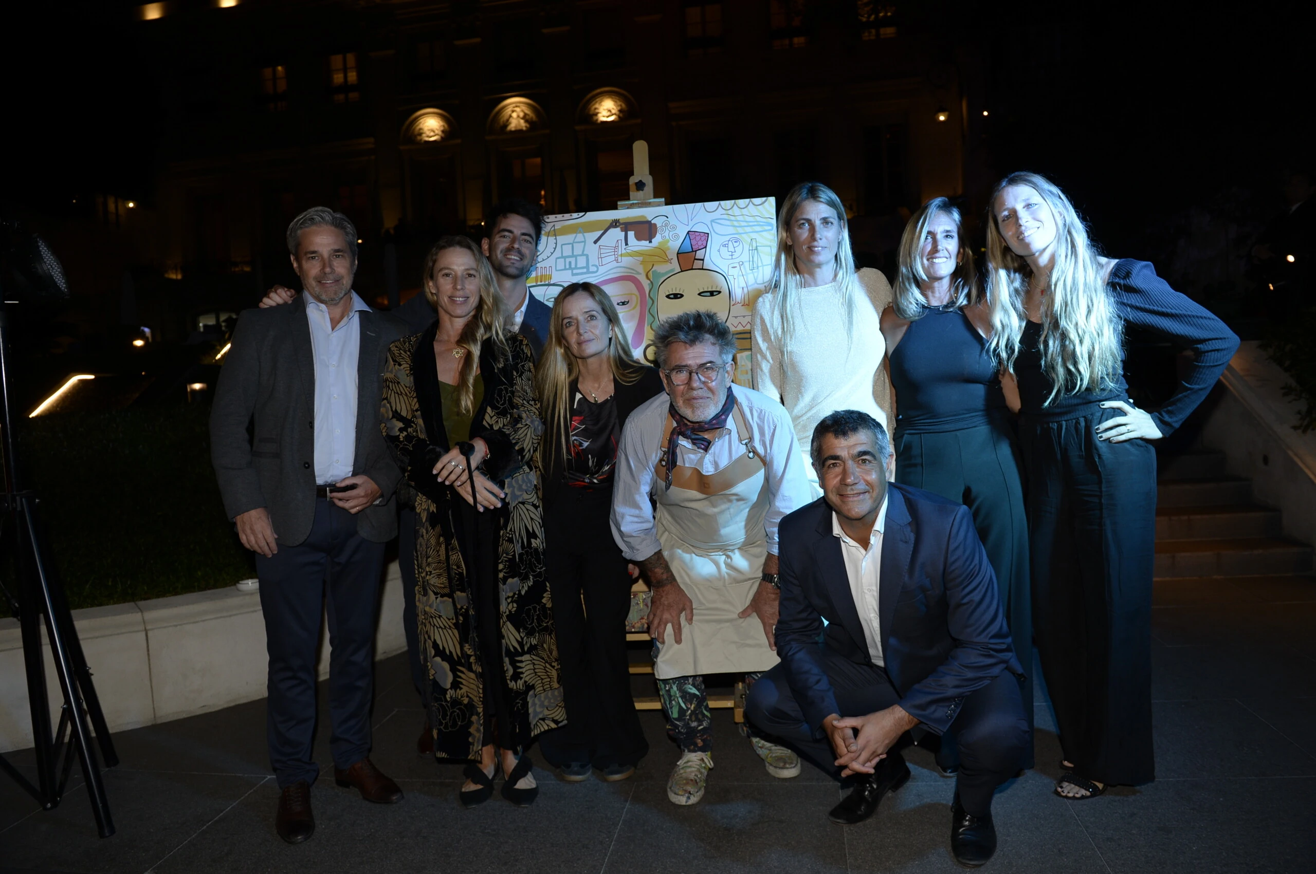 El equipo de HA Emprendimientos junto a Milo Lockett, antes del sorteo de la obra realizada durante el evento.