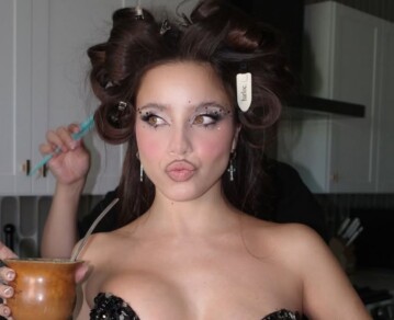 En fotos, las claves del look estilo "dark glam" de Emilia Mernes en Coachella 2026