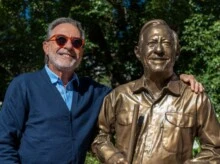 La estatua de Eliseo, El encargado