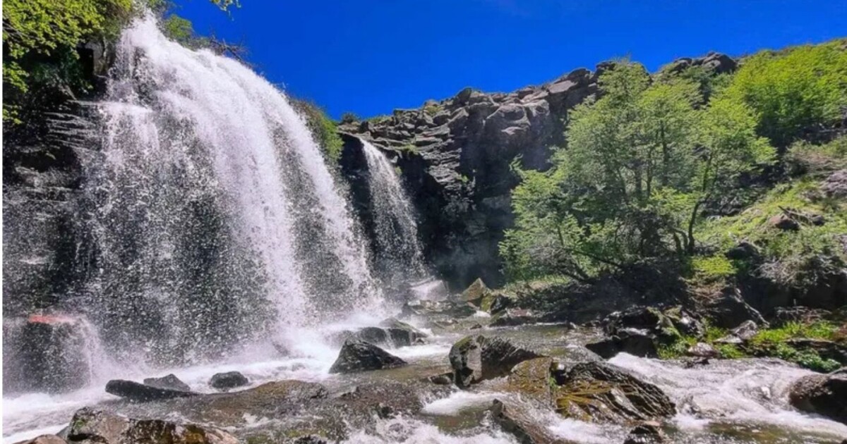 El encantador pueblo argentino con cascadas escondidas y pesca en aguas cristalinas