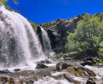 El encantador pueblo argentino con cascadas escondidas y pesca en aguas cristalinas