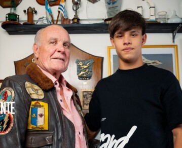 "Tenía sólo 35 minutos de vida": la increíble historia del piloto de Malvinas que sobrevivió al mar congelado y hoy se lo cuenta a su nieto