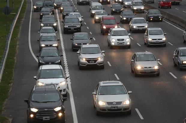 El 86,3% de los conductores afirma que nunca usa la banquina. Pero, al mismo tiempo, el 75% está convencido de que los demás lo hacen “casi siempre”.