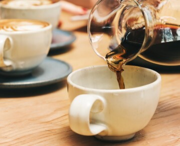 Café vs té: cuál conviene más según tu rutina y en qué momento del día elegir cada uno