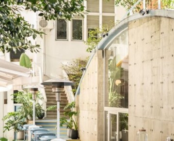 Cómo es el café oculto en una biblioteca Tudor con bóveda pintada a mano que homenajea al arquitecto brutalista más importante de Argentina