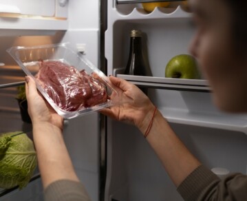 Errores al descongelar alimentos que pueden arruinar su textura (y cómo evitarlos)