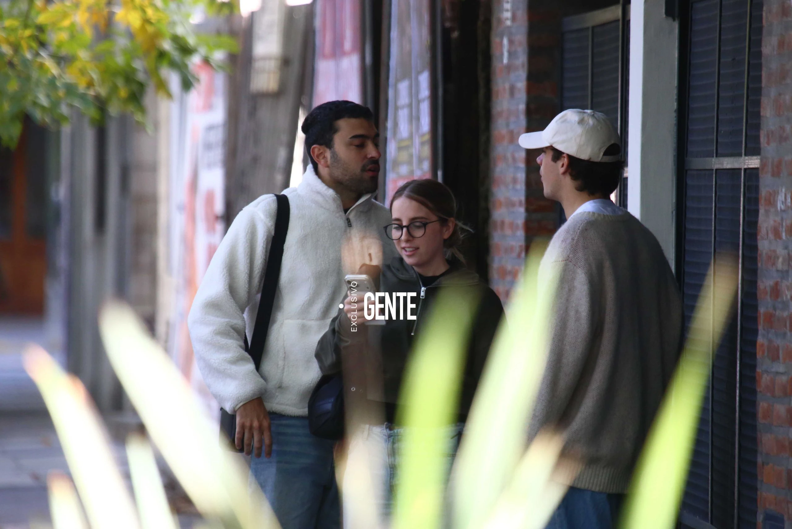 El piloto y la actriz empezaron al semana con amigos, entre quienes se destaca la influencer Ailin Tokman. 