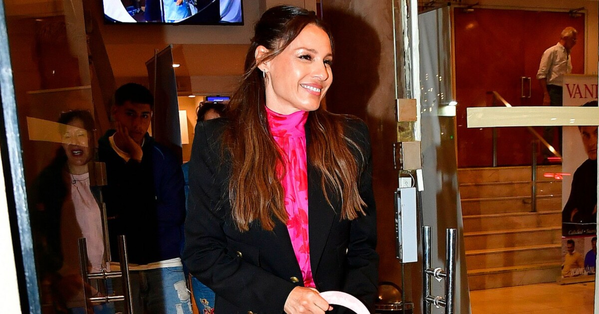 Pampita impone tendencia en avenida Corrientes y redefine el romanticismo en el otoño: en fotos, las claves de su look