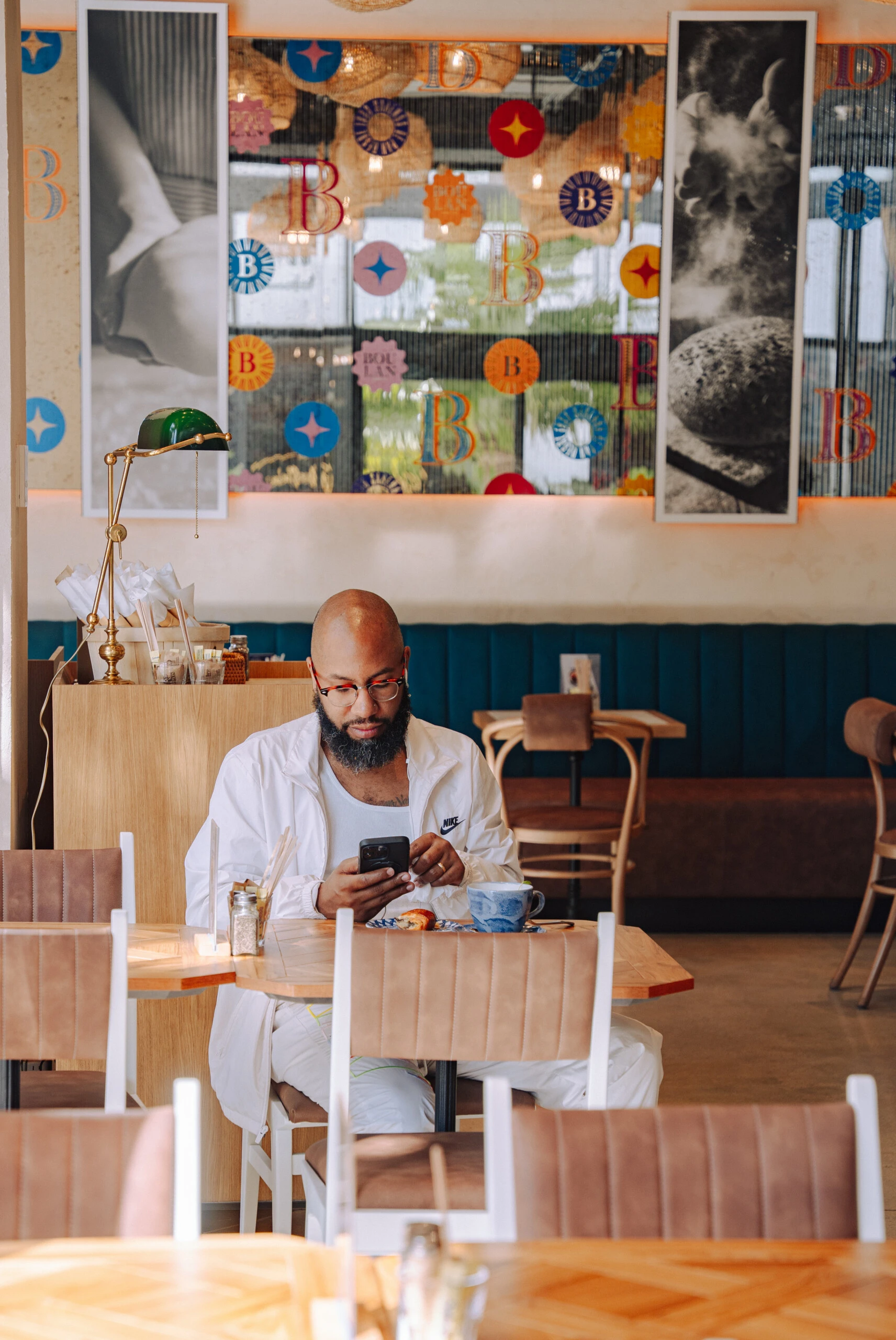 Un salón cálido y moderno, pensado para disfrutar durante todo el día.