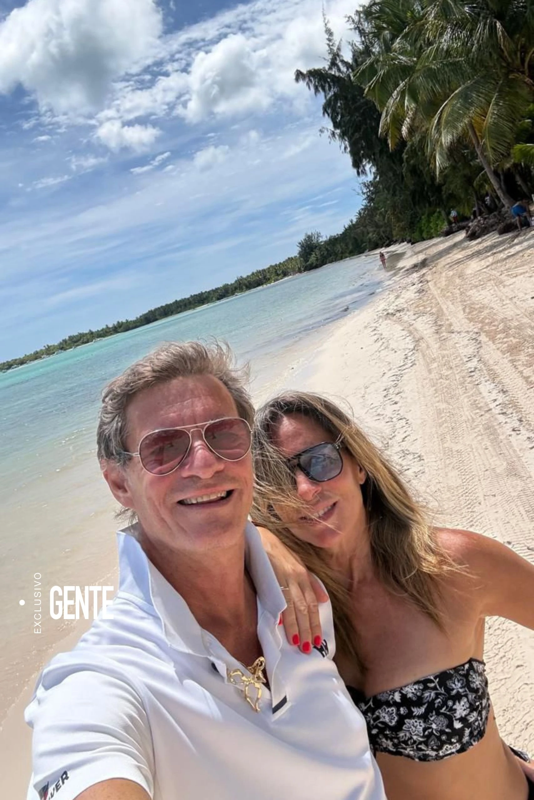 Entre aguas cristalinas y arenas claras, la flamante pareja vivió un momento de distensión. 