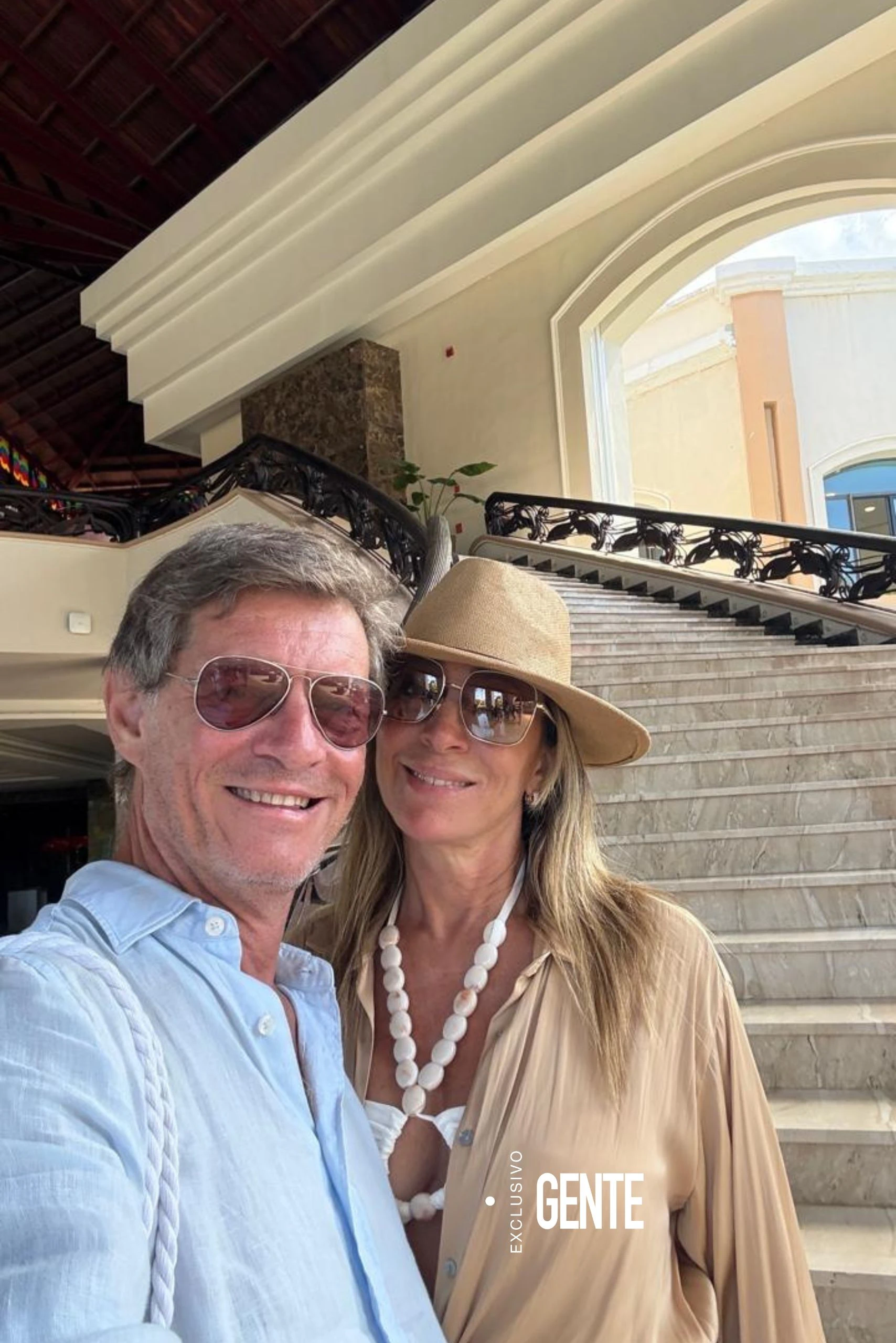 La periodista y el empresario, enamorados en el Caribe. 