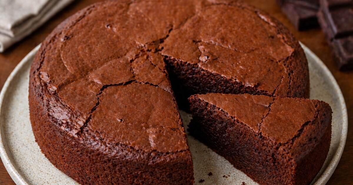 Torta de chocolate húmeda tipo brownie: el truco para que quede intensa y no seca