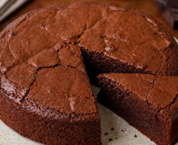 Torta de chocolate húmeda tipo brownie: el truco para que quede intensa y no seca