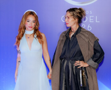 Premios Gardel 2026: Ángela Torres deslumbró con un look etéreo y una llegada cargada de emoción junto a Gloria Carrá