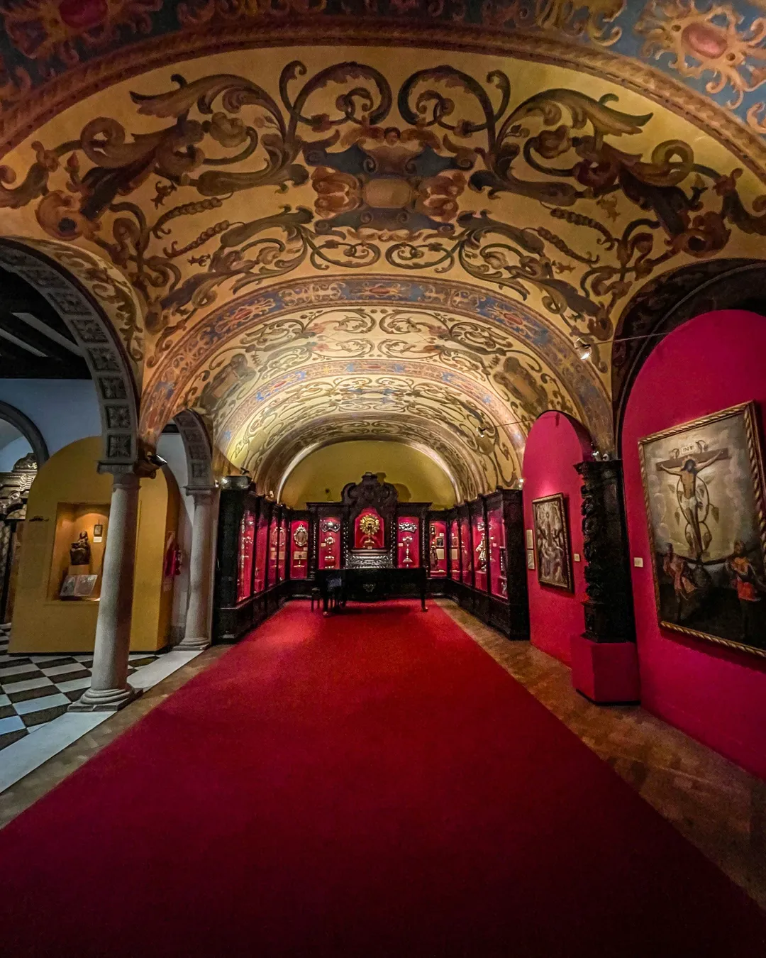 Los imponentes interiores del Museo Fernández Blanco.
