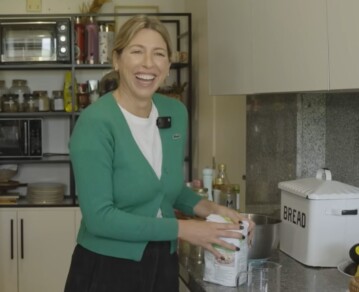 Así es la moderna y luminosa cocina de Flor Bertotti: diseño minimalista, detalles industriales y un toque vintage