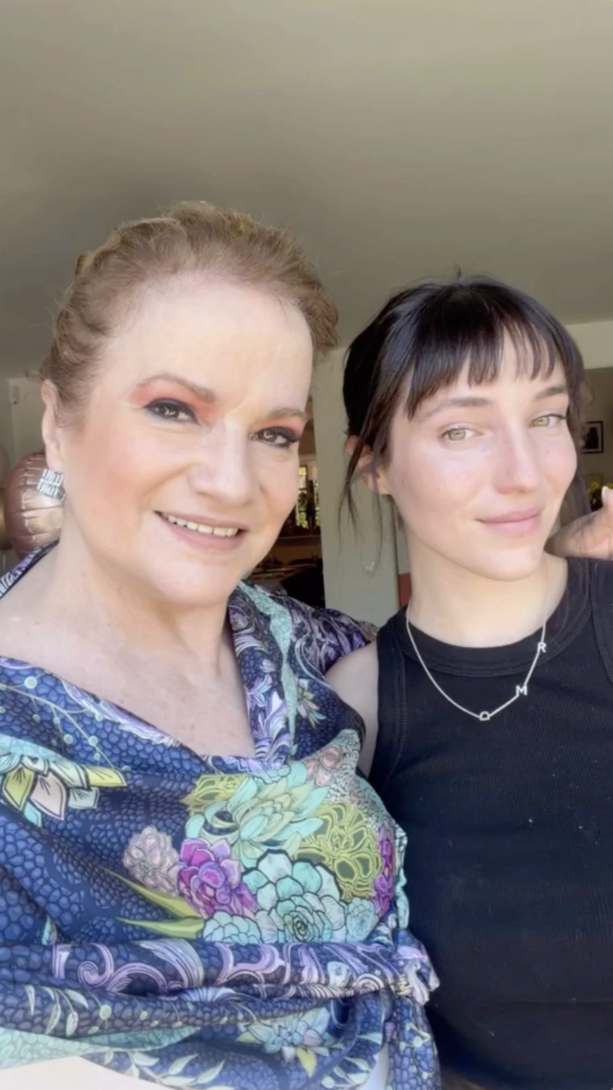 Lucía Galán acompañada por su hija.