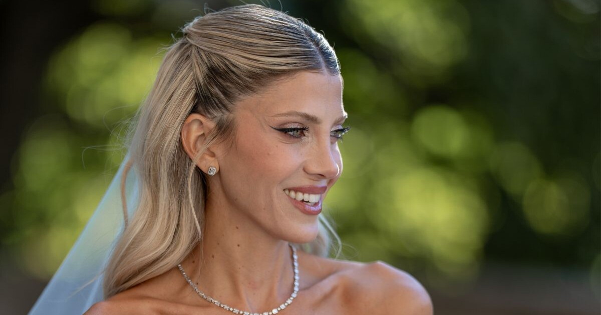En fotos, las claves del look de novia estilo minimal chic de Cande Ruggeri: silueta estructurada, velo protagonista y detalles personalizados