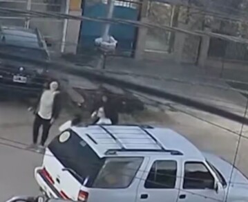 Horror en Rosario: el video del momento en que abandonaron a la nena de 12 años tras llevarla en una camioneta