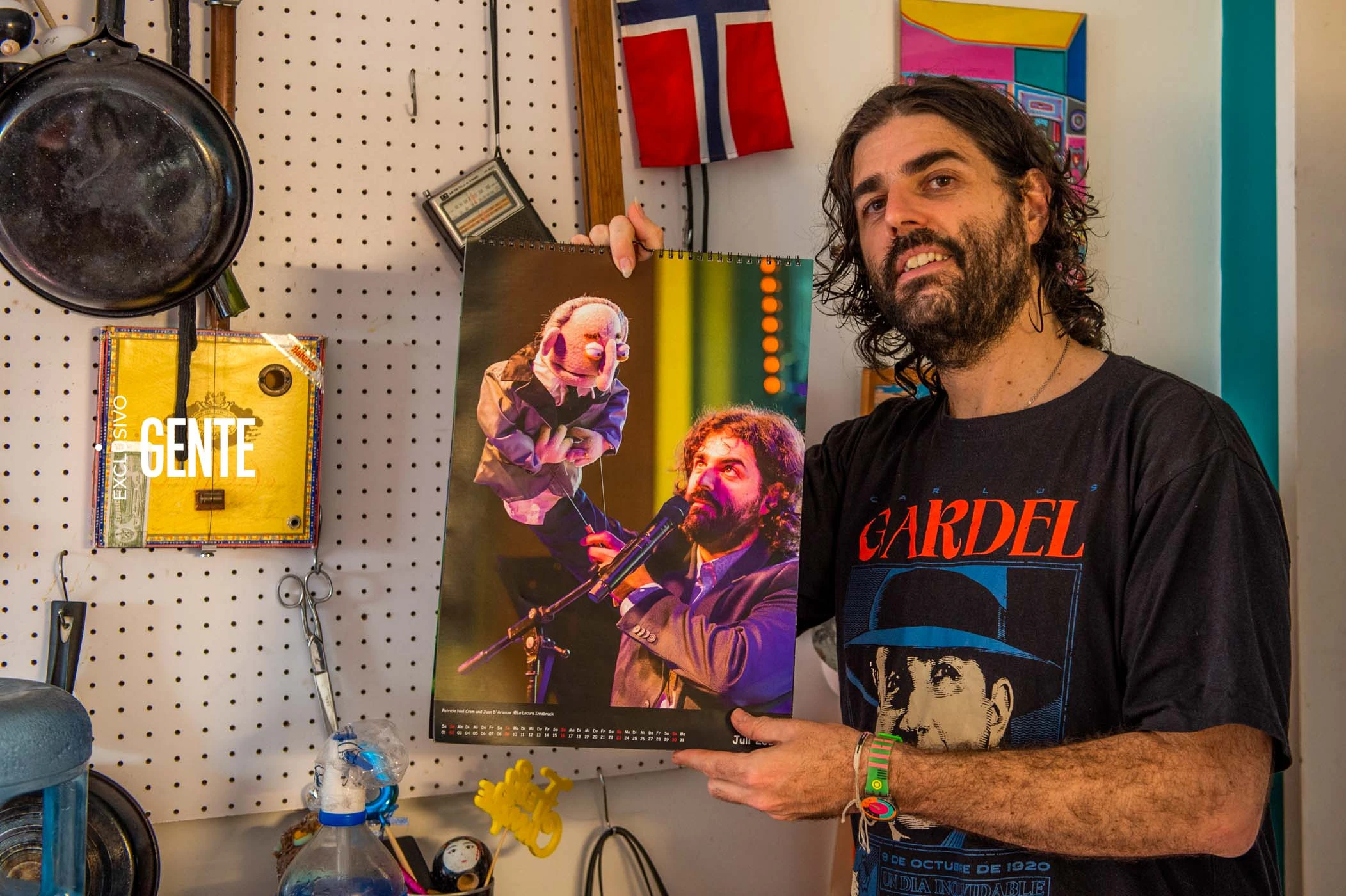 La maravillosa historia de Patricio Noé Crom, “el humano” detrás del streaming viral de títeres “Ta bueno che”