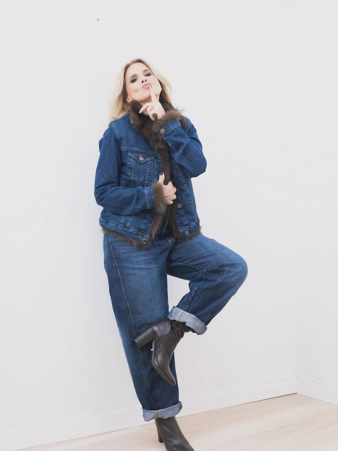 Flavia luce esta pieza que combina la rigidez del denim con la suavidad extrema del tejido interno, logrando un balance térmico perfecto.