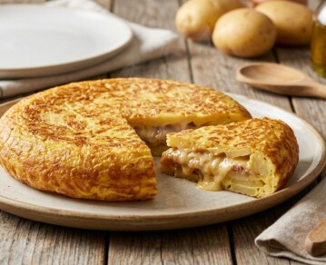 Tortilla de papa rellena y dorada: el truco para que no se rompa al darla vuelta y quede cremosa por dentro