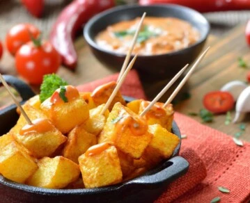El truco infalible para lograr papas bravas crocantes por fuera y súper tiernas por dentro sin que se peguen