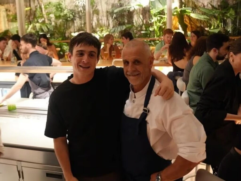 Christian Petersen junto a su hijo. 