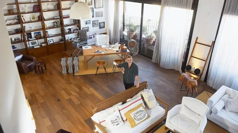 En cuanto al diseño interior, la planta baja y las áreas comunes presentan una disposición de ambientes integrados.