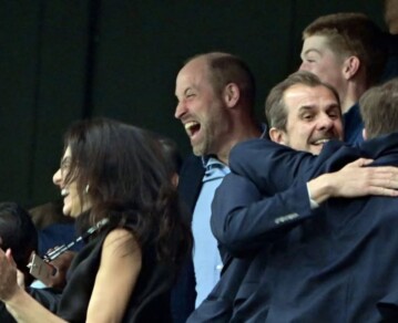 ¿Se olvidó del protocolo? El video del príncipe William descontrolado y cantando a los gritos tras la consagración del Aston Villa