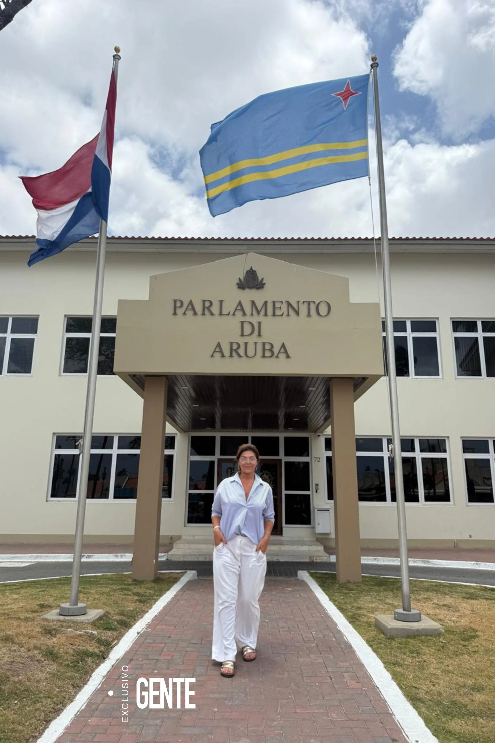 Siempre fiel a sus intereses profesionales, Mariel se tomó un tiempo en el viaje para conocer el funcionamiento político del pais.
Visitó el parlamente y habló con representantes políticos en ORENJESTAD, la capital .
