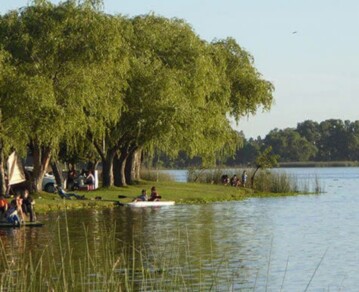 El encantador pueblo bonaerense con laguna, historia y una escapada gastronómica imperdible