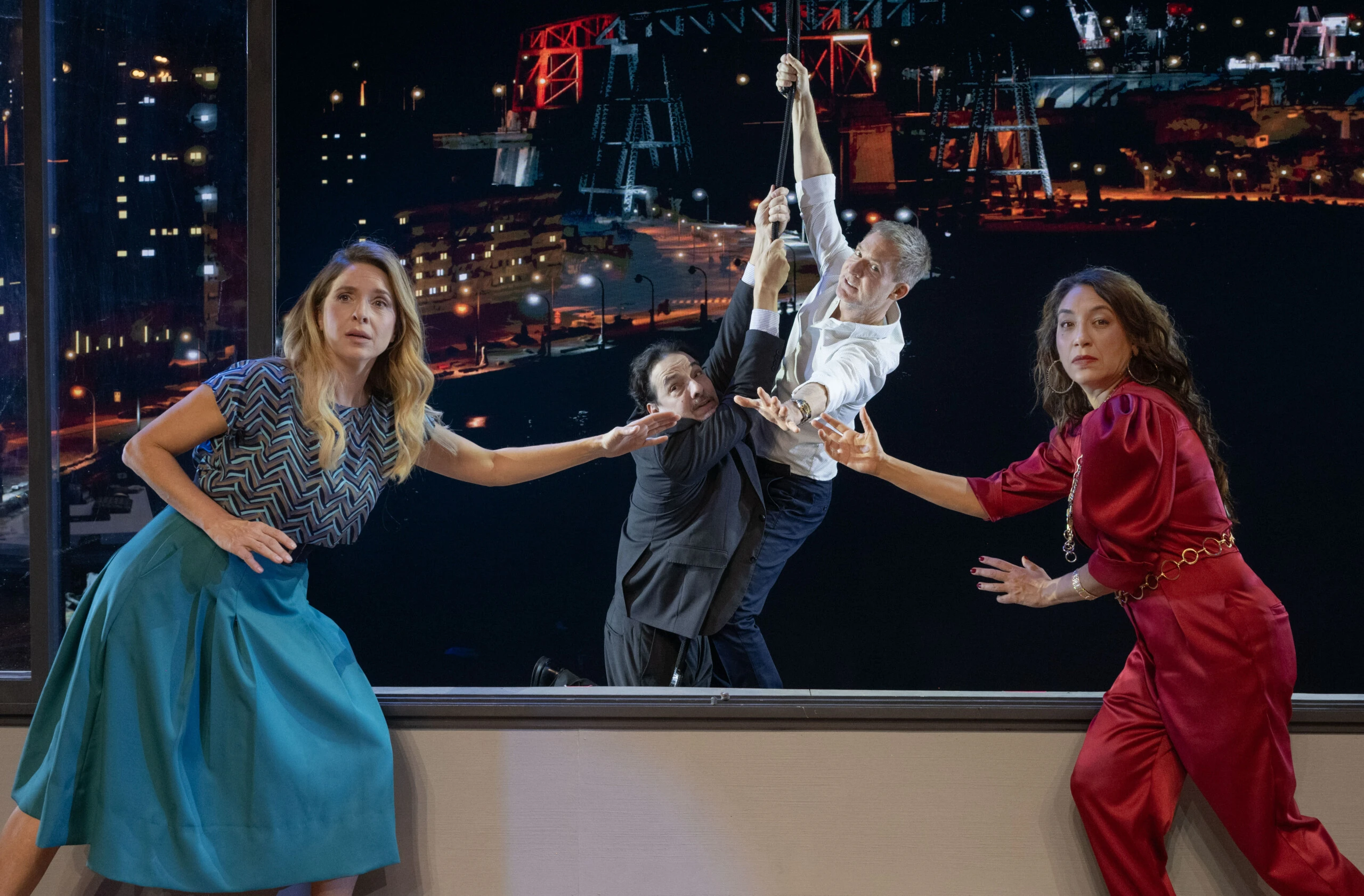 El elenco en acción.