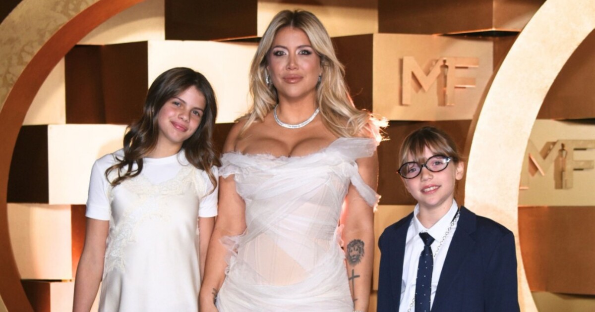 Wanda Nara llegó a los Martín Fierro 2026 de la mano de sus hijas e impactó con su look de ensueño y “una colección llena de brillantes”