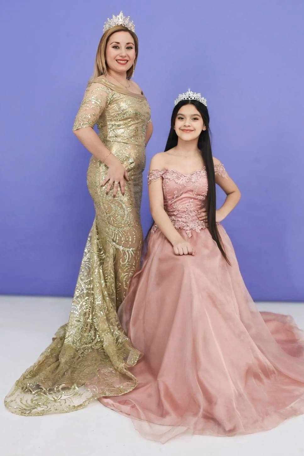 Priscila Platón, impulsora de Generación Dorada de Modelos, con Camila, participante del proyecto.