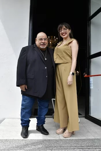 El actor junto a su novia.