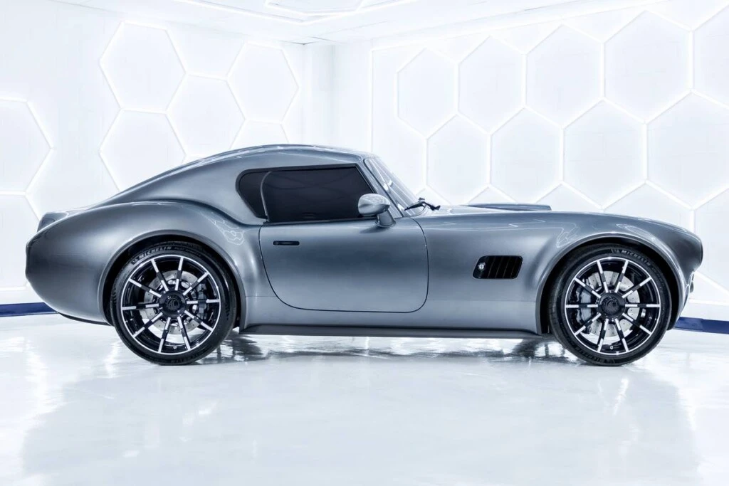 El auto inglés que volvió como coupé y parece hecho para ena