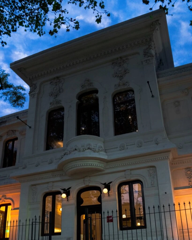 La fachada de Águila Pabellón. 