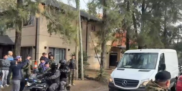 El cuerpo fue trasladado en una camioneta desde Parque Leloir hasta la morgue de Morón. 