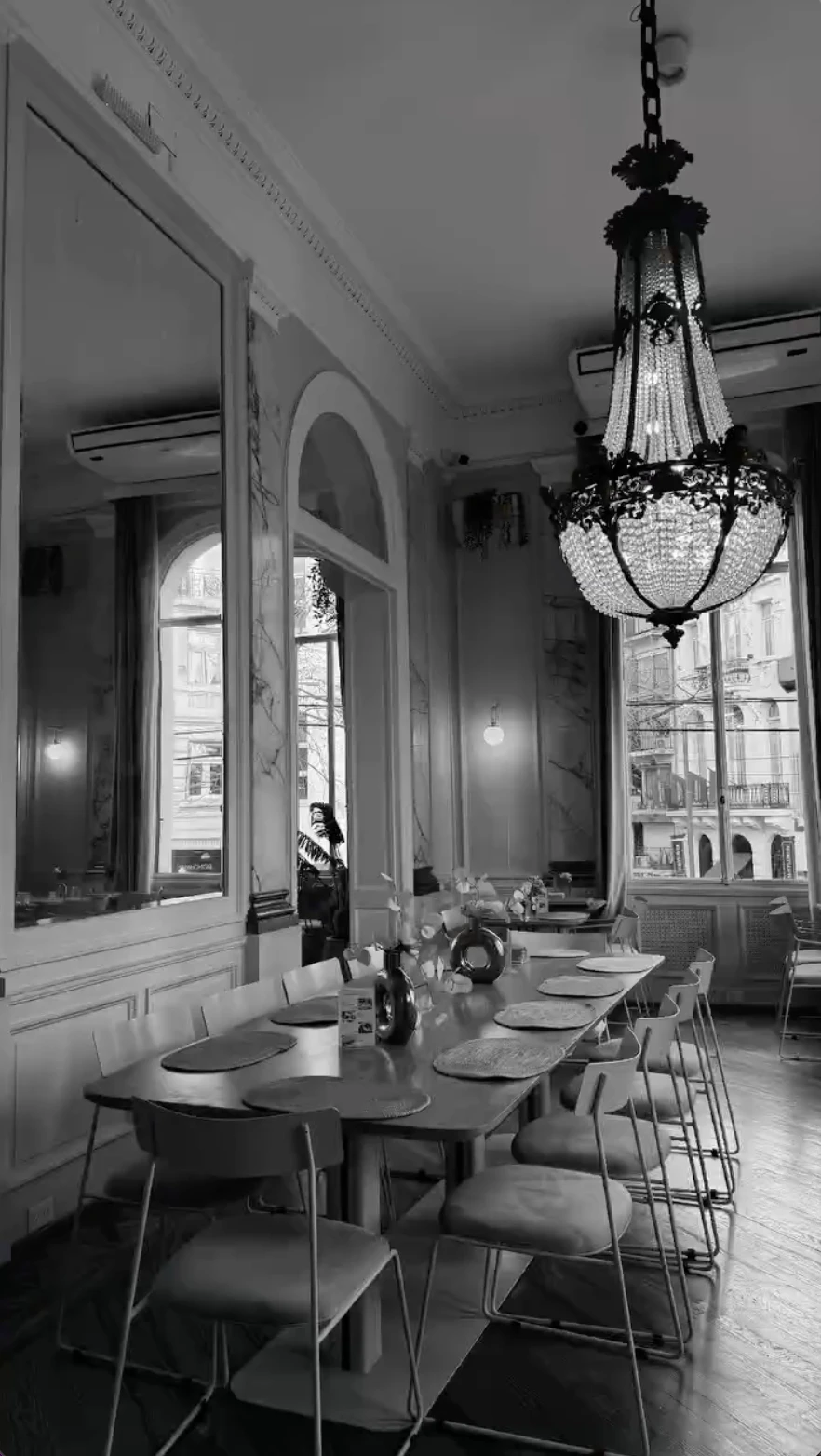 Un café que es la recuperación de un pedazo de la historia de Buenos Aires que hoy abre sus puertas para que cualquiera pueda sentirse, al menos por el tiempo que dure un café, parte de la aristocracia porteña del siglo pasado.
