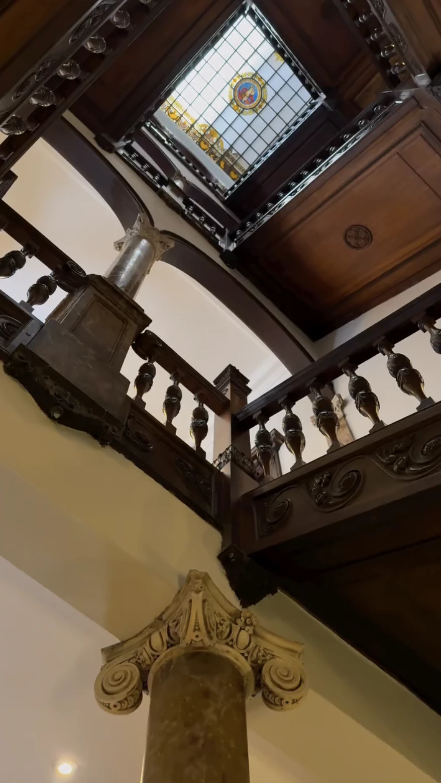 Las imponentes escaleras de madera.