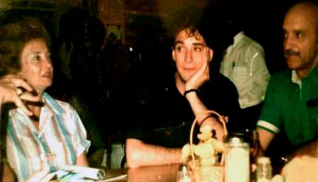 Gustavo Cerati junto a sus dos padres, Lilian Clark y Juan José Cerati.