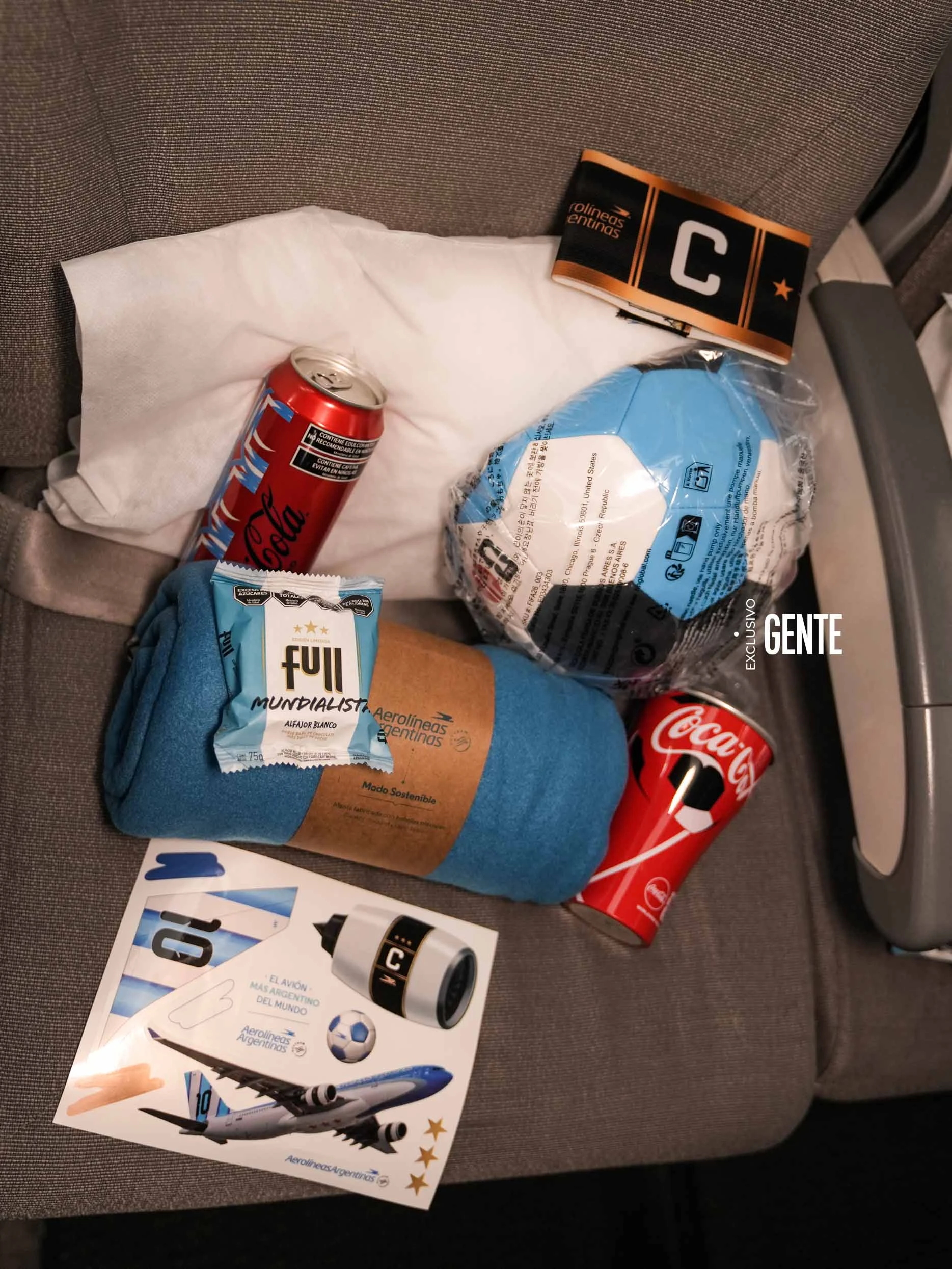 El kit mundialista que acompañó a los pasajeros.