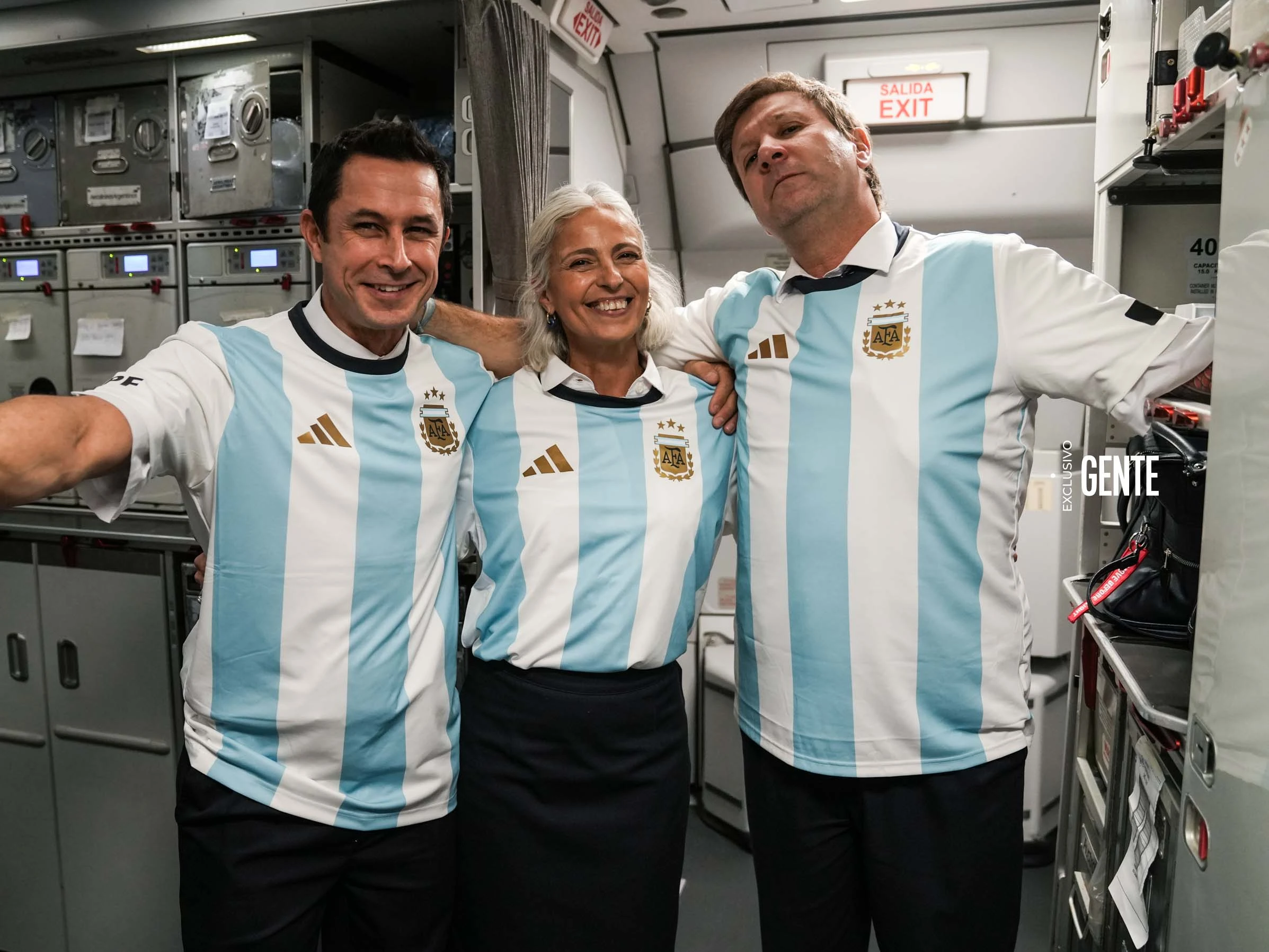 La tripulación encargada de recibir a los hinchas rumbo al Mundial 2026.