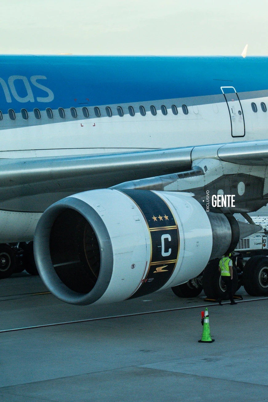 El avión más argentino del mundo, con cinta de capitán.