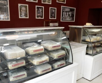 Se venden en Luján y son un suceso desde hace cuatro décadas: El secreto de los famosos sándwiches de miga de la panadería más antigua de la Argentina