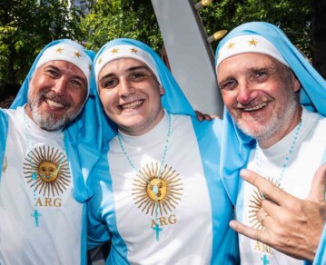 Las “monjas” de la Scaloneta: la historia de los tres amigos que viajaron desde Salta y Córdoba al Mundial para llevarle fe a los hinchas