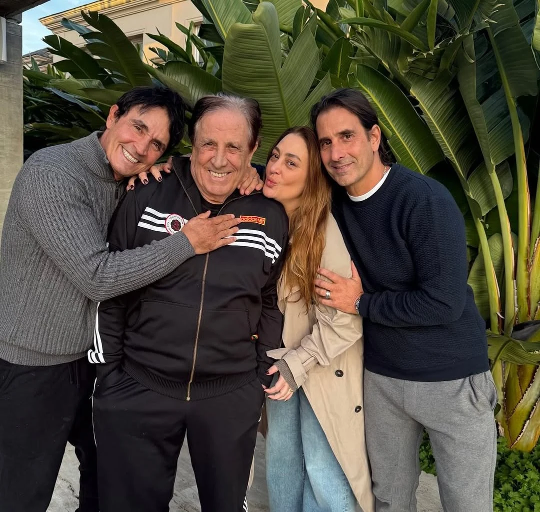 La foto de los hermanos Estevanez con el jefe de familia y productor de tevé. 